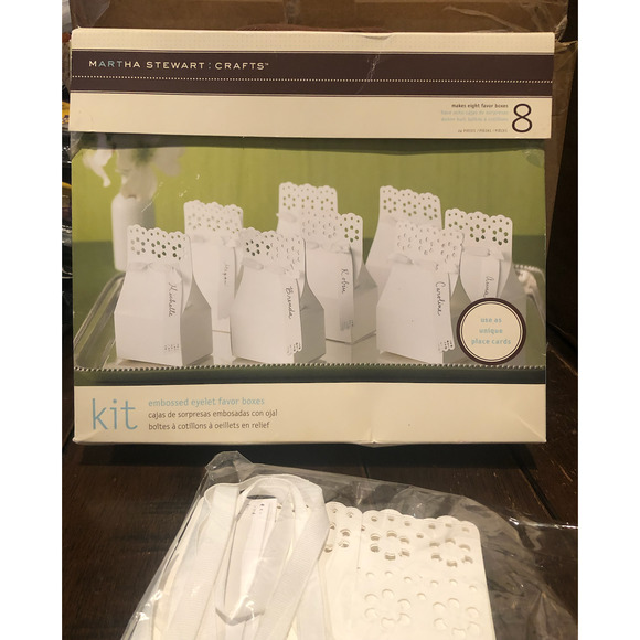 NWT MARTHA STEWART CRAFTS WHITE EMBOSSED FAVOR BOXES KIT OF 8 - Picture 2 of 7